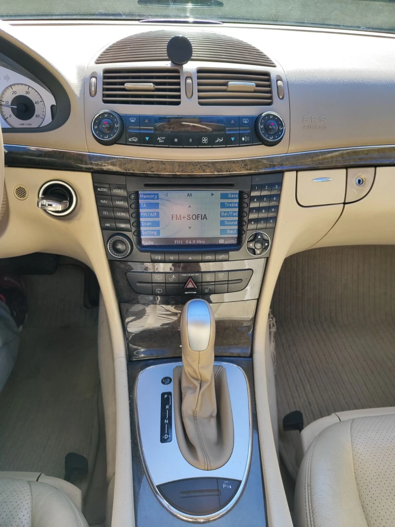 Mercedes-Benz E 320 CDI AMG optic, снимка 10 - Автомобили и джипове - 52703655