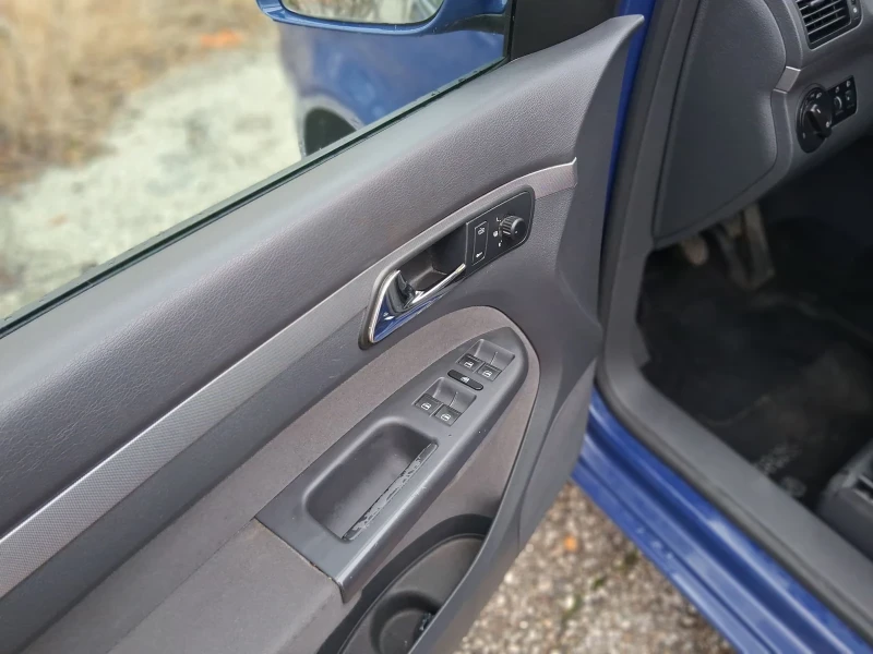 VW Touran 1.6 бензин 102 кс, снимка 3 - Автомобили и джипове - 52513939