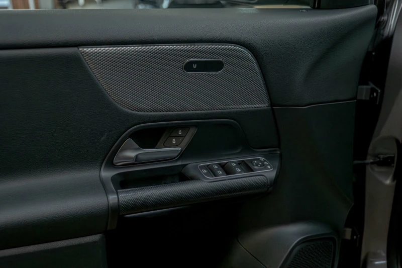 Mercedes-Benz GLA 180 d/Virtual/Панорама/Подгрев/Thermatic/8g Tronic, снимка 10 - Автомобили и джипове - 52797658