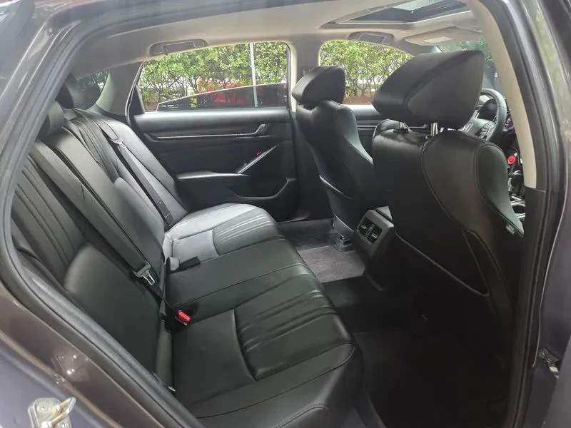 Honda Accord 1.5 Turbo, снимка 17 - Автомобили и джипове - 55841822