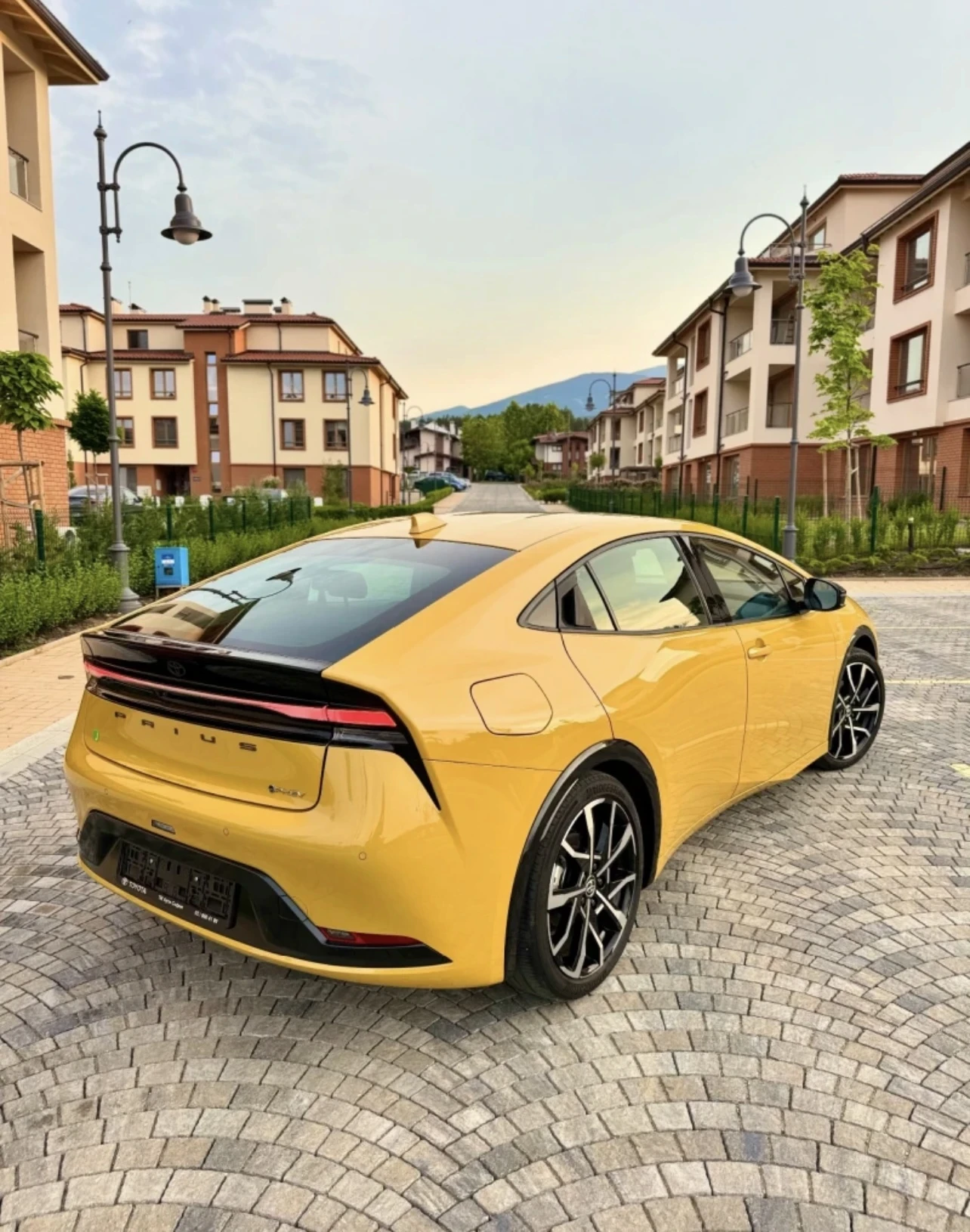 Toyota Prius Gold / 10 ГОДИНИ ГАРАНЦИЯ / Plug in Hybrid НАЛИЧЕН - изображение 8