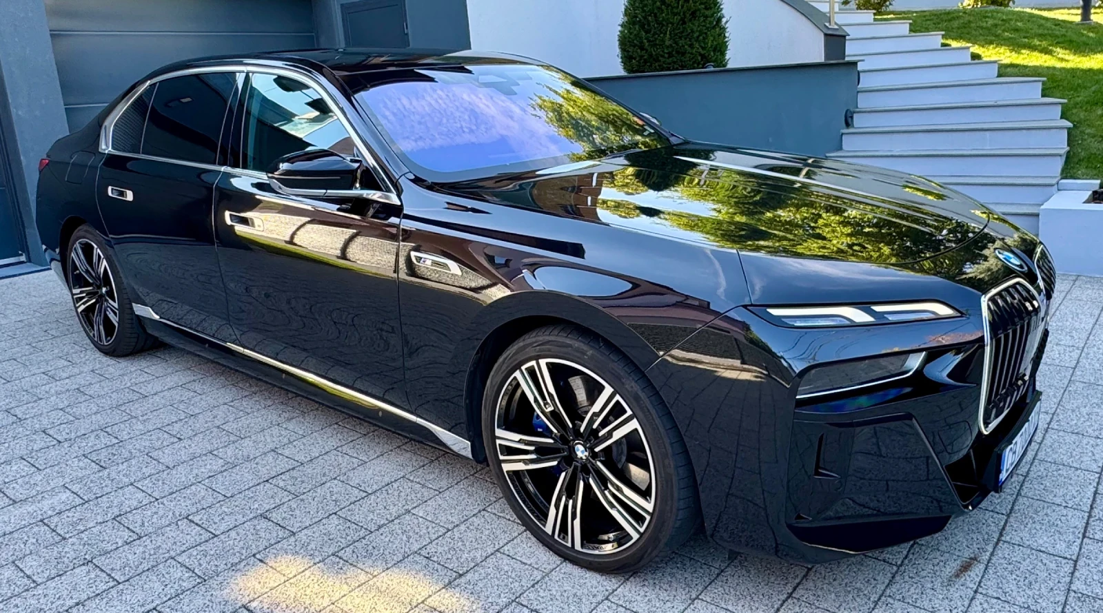 BMW 760 НАЛИЧЕН M760e/drive/Bow er&Wilkinson - изображение 2