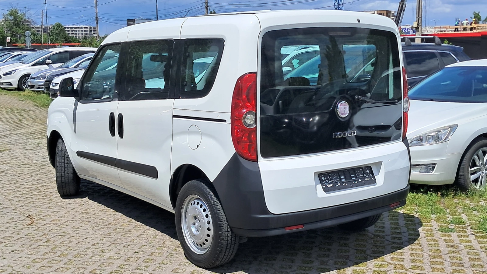 Fiat Doblo МАКСИ ПЪТНИК 7-МЕСТА РЕАЛ КМ ИЗКЛЮЧИТЕЛН СЕРВ КНИЖ, снимка 4 - Автомобили и джипове - 54520759