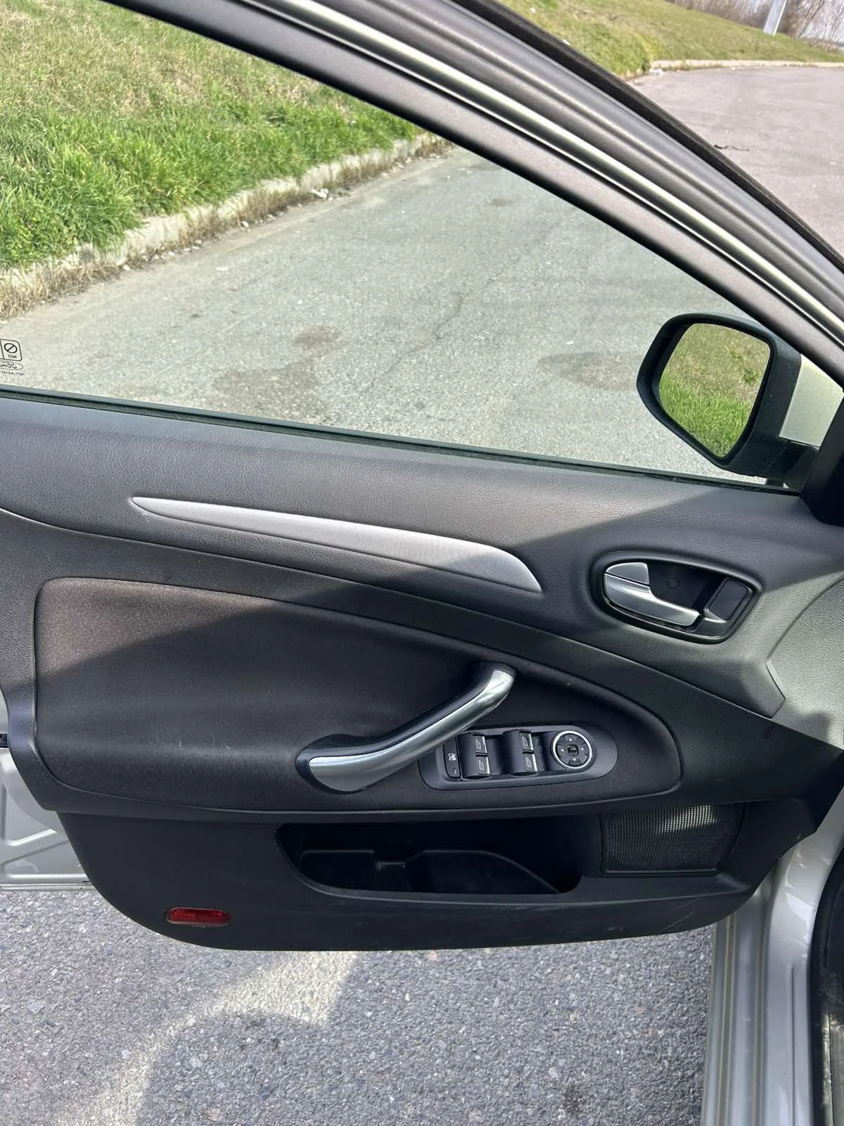 Ford Mondeo 1.8 TDCI (Напълно обслужена), снимка 11 - Автомобили и джипове - 54929369