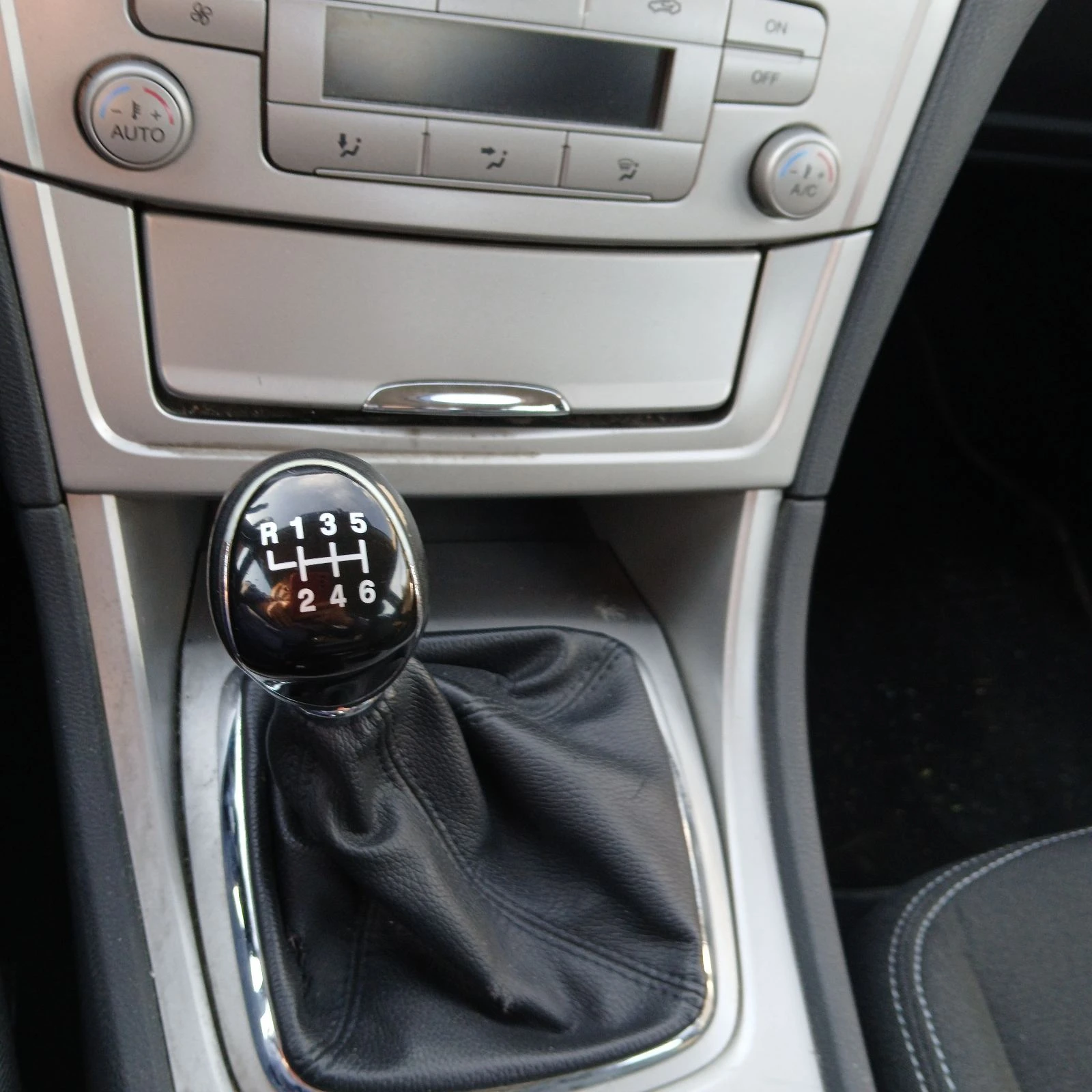 Ford Mondeo 1.8 TDCI (Напълно обслужена), снимка 16 - Автомобили и джипове - 54929369