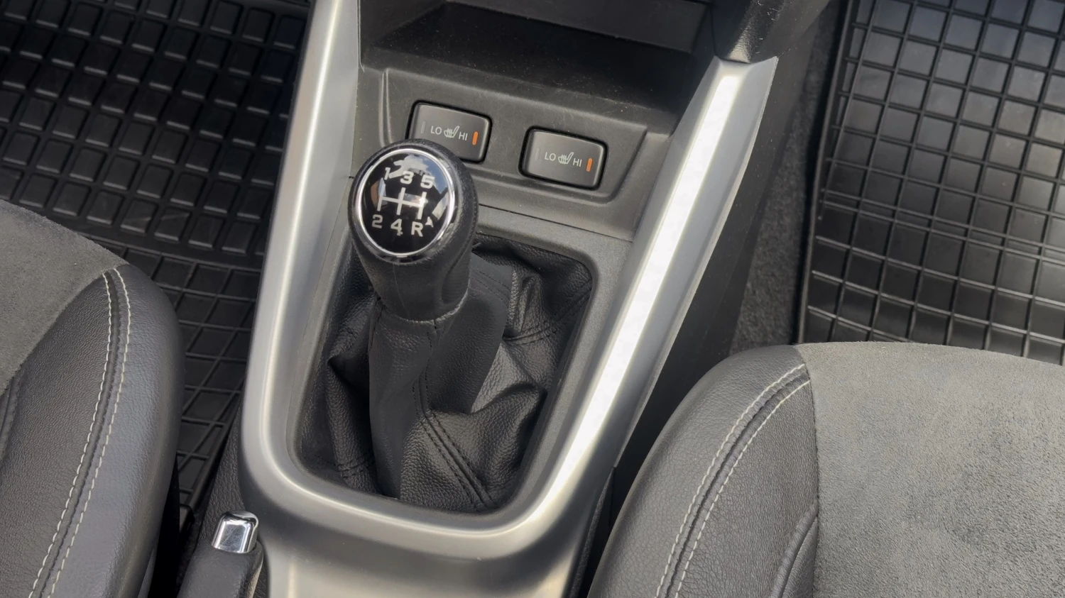 Suzuki Vitara 1.6i 4x4 Distronic Кожа Подгрев Панорама Камера, снимка 13 - Автомобили и джипове - 54573952