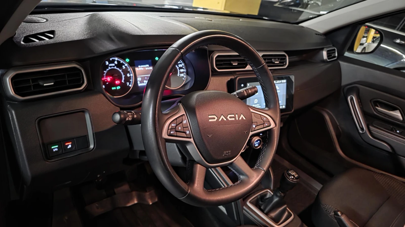 Dacia Duster 1.0 Tce/ECO-G/Фабрична Газ Landi Renzo, снимка 2 - Автомобили и джипове - 56258386