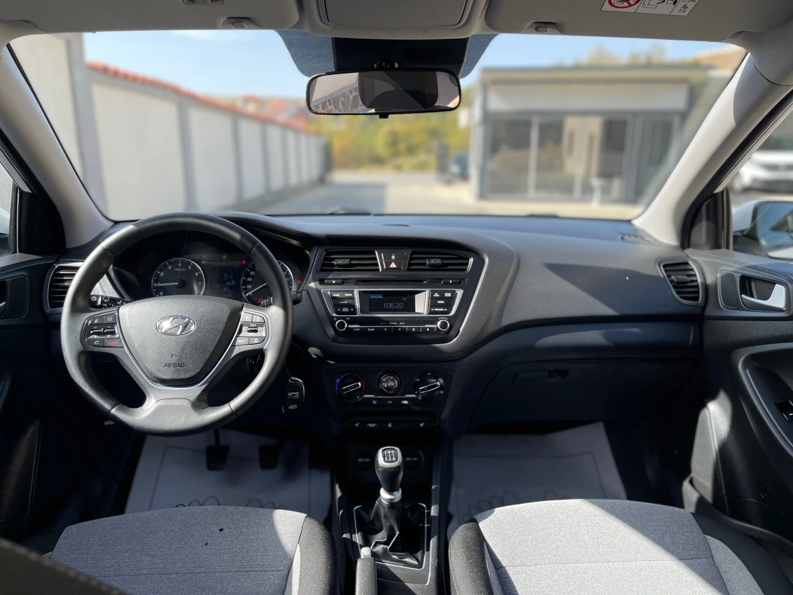 Hyundai I20 1.2 i Euro 6 Service book  - изображение 8