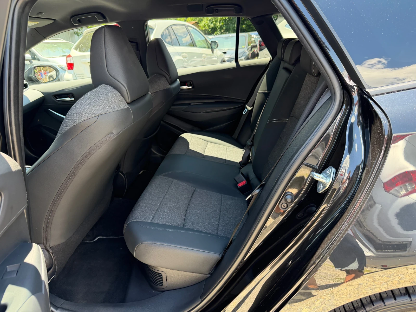Toyota Corolla 2.0 HSD 178к.с. | e-CVT, снимка 14 - Автомобили и джипове - 54684089