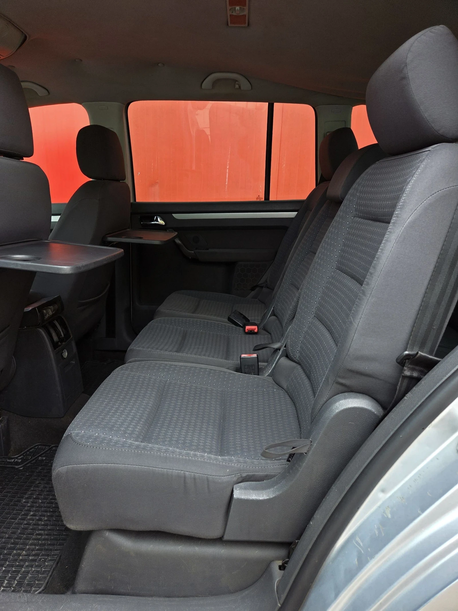 VW Touran 2.0 TDI/7 Местен/ Регистриран, снимка 16 - Автомобили и джипове - 54994063