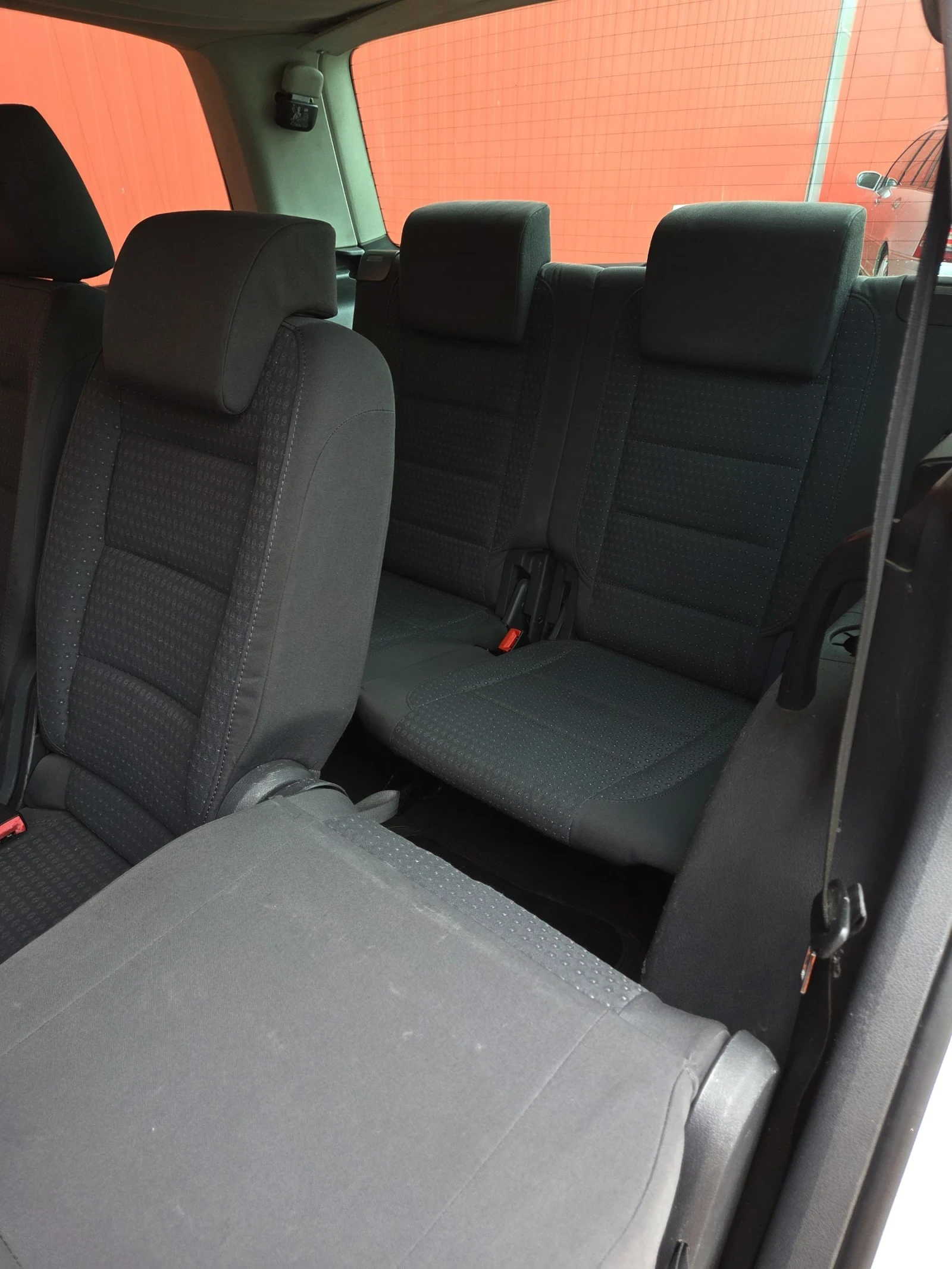 VW Touran 2.0 TDI/7 Местен/ Регистриран, снимка 17 - Автомобили и джипове - 54994063