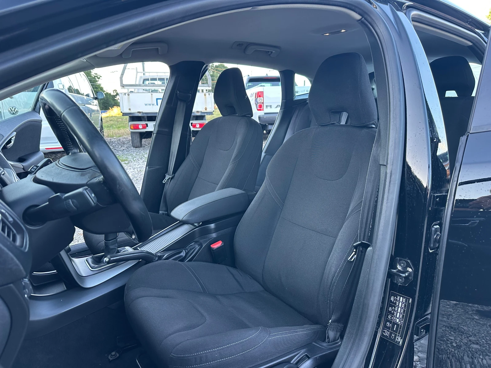 Volvo V40 1.6TI 180kc, снимка 9 - Автомобили и джипове - 55160742