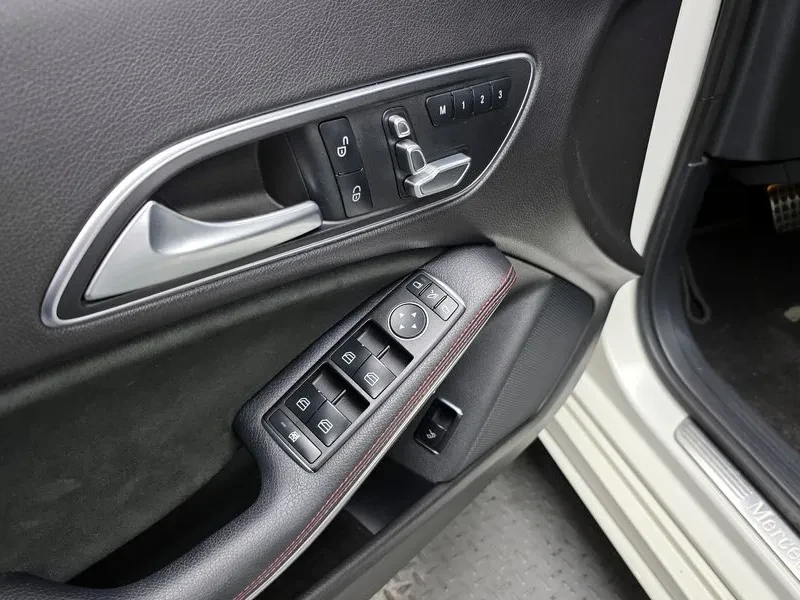 Mercedes-Benz CLA 2.5, снимка 17 - Автомобили и джипове - 54287751