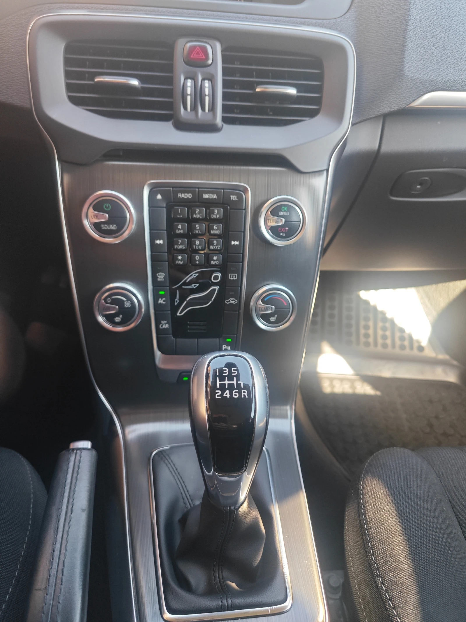 Volvo V40 2.0 120HP, снимка 11 - Автомобили и джипове - 54329325