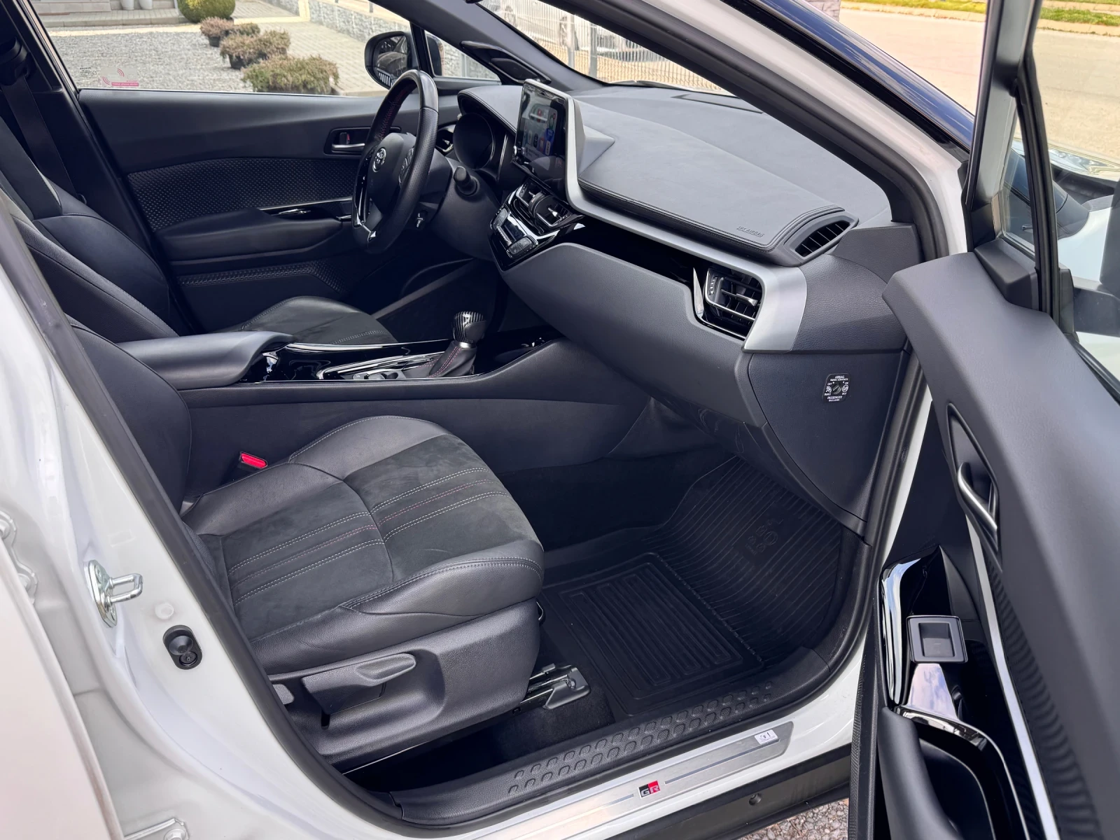 Toyota C-HR GR Sport 2.0Hybrid* 1 Собственик* Carplay* Алканта, снимка 9 - Автомобили и джипове - 53517769