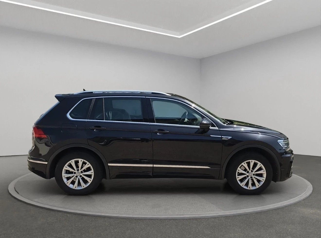 VW Tiguan 2.0TDI* 190* RLINE* 4MOTION* DSG* 360* PANO* , снимка 7 - Автомобили и джипове - 54771658