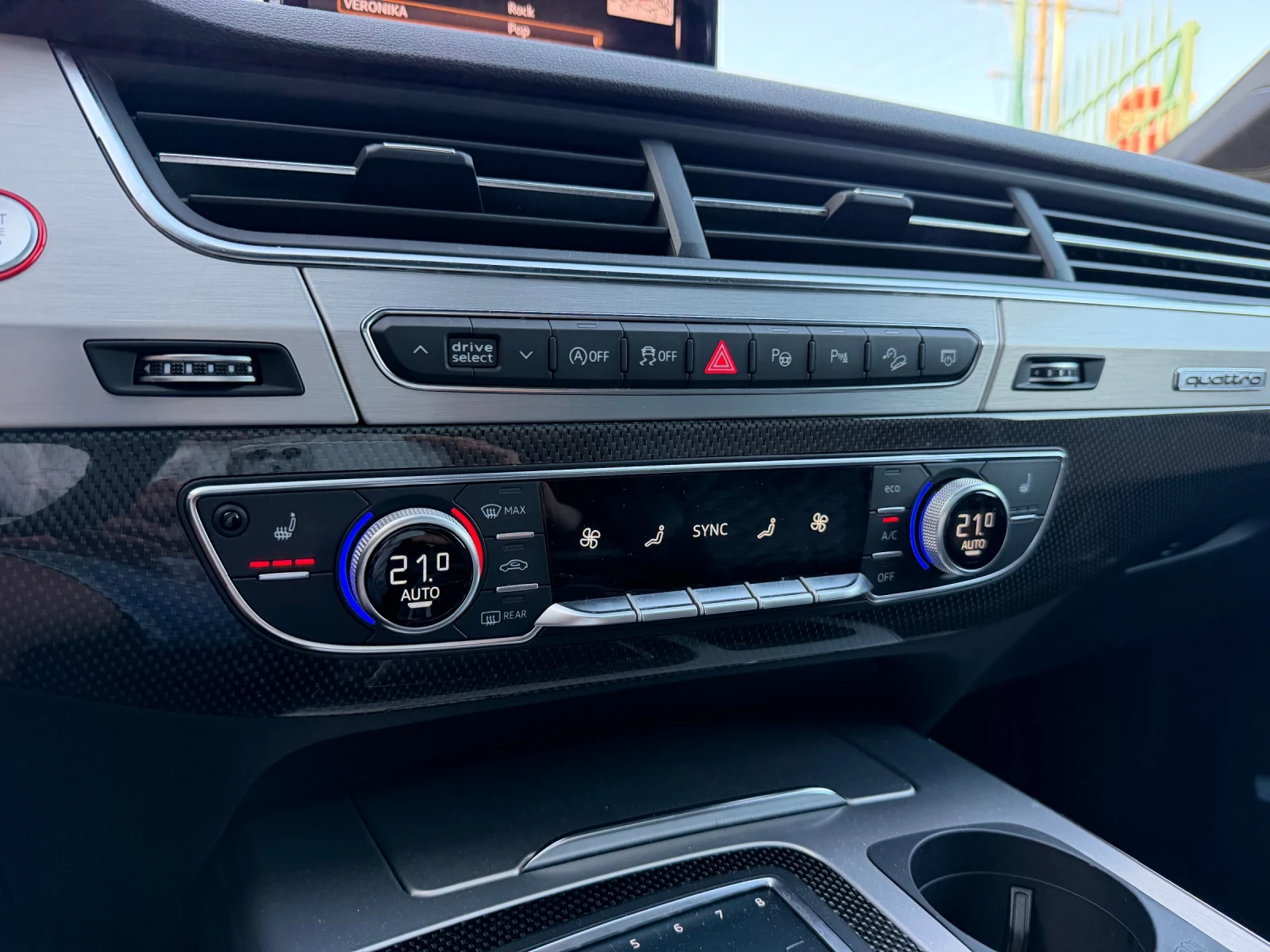 Audi SQ7 4.0 V8T* MATRIX* Carbon* 22"* PANO* EXCLUSIVE, снимка 6 - Автомобили и джипове - 55424729