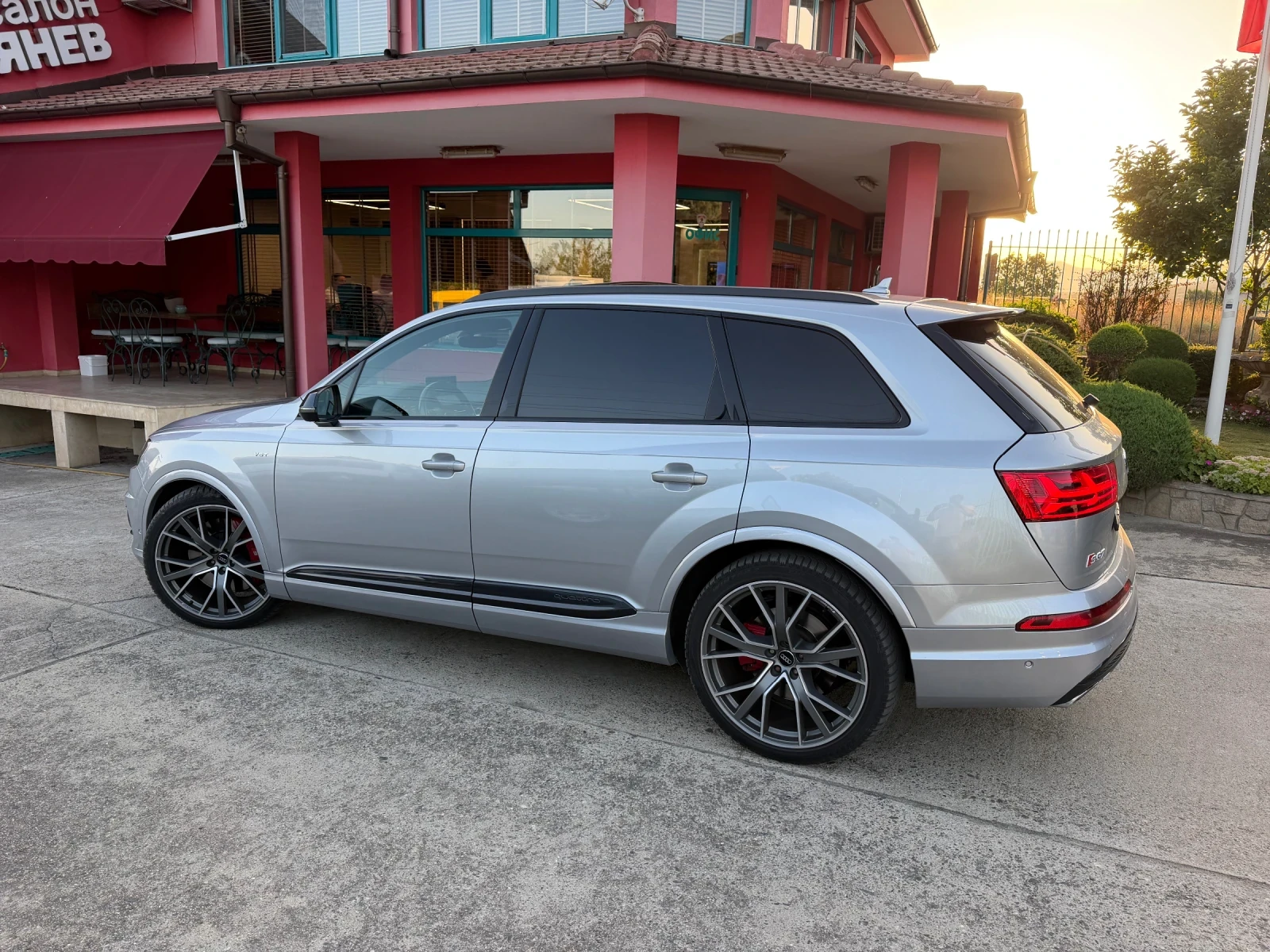 Audi SQ7 4.0 V8T* MATRIX* Carbon* 22"* PANO* EXCLUSIVE, снимка 14 - Автомобили и джипове - 55424729