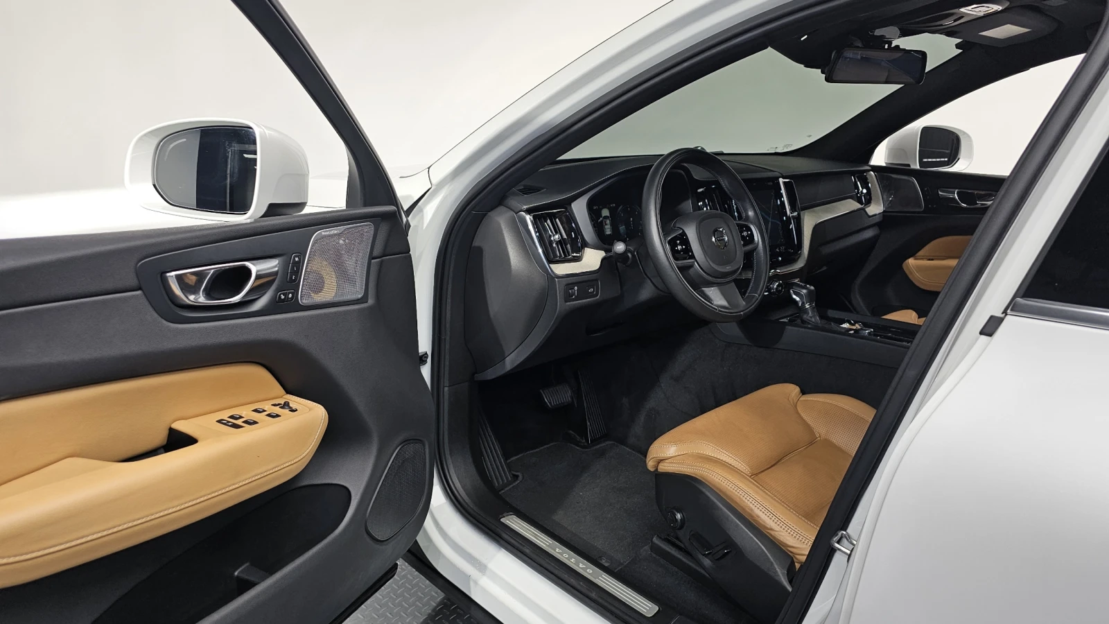 Volvo XC60 D4* МАСАЖ* ЕЛ. БАГАЖНИК* HUD* 360* КРАЙНА ЦЕНА, снимка 10 - Автомобили и джипове - 55983959