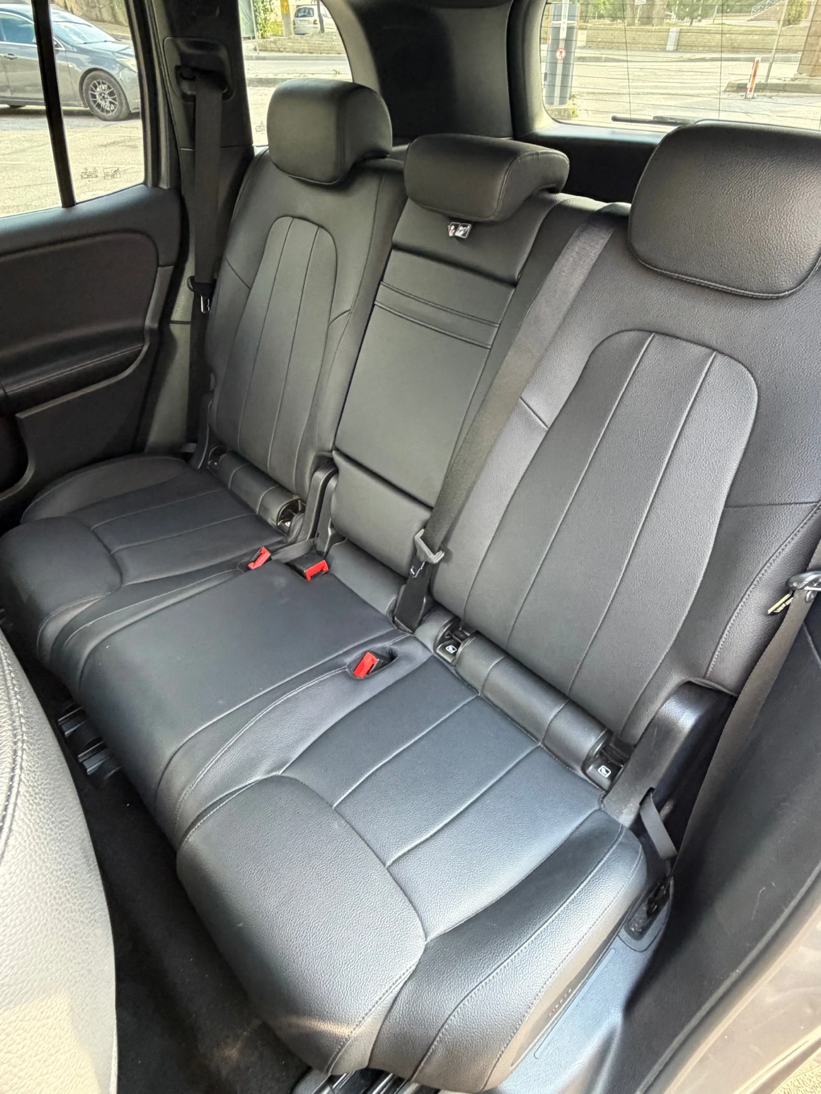 Mercedes-Benz GLB 200d, 4Matic, Масаж, Амбиент, Камера, снимка 9 - Автомобили и джипове - 56155676