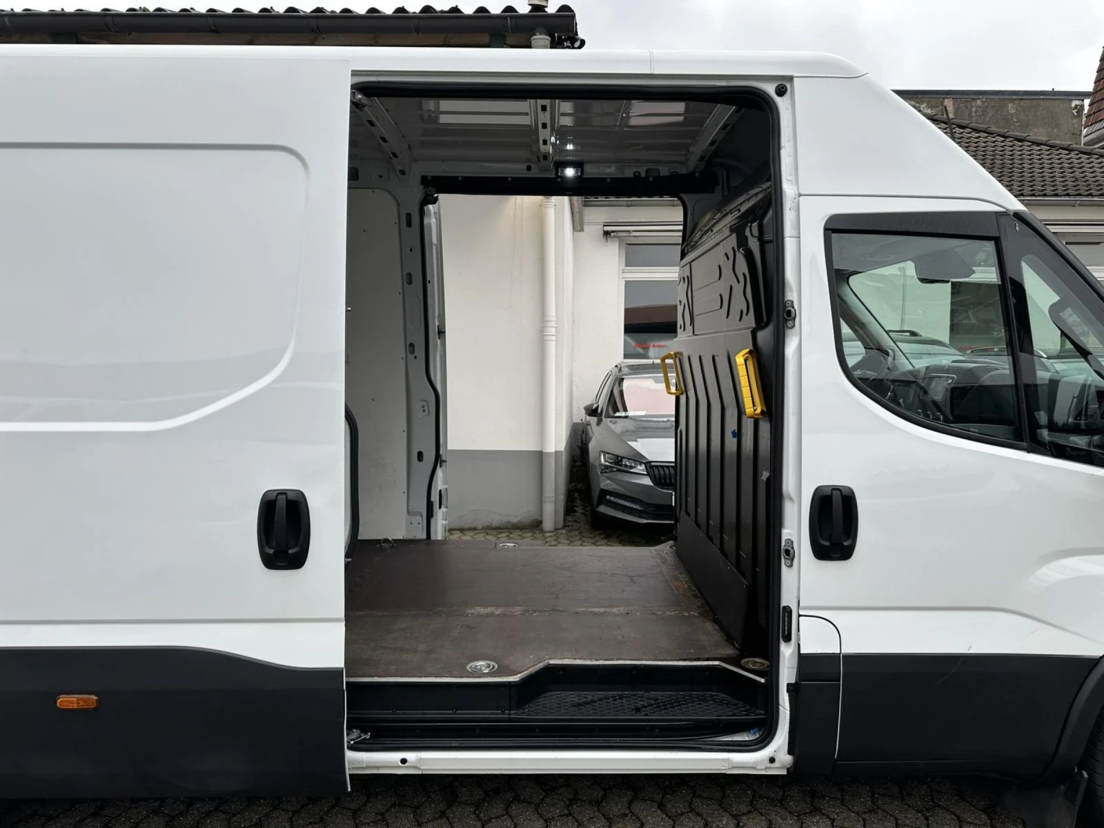 Iveco Daily 3.0 175k.c. 8G Himatic, снимка 10 - Бусове и автобуси - 53852236