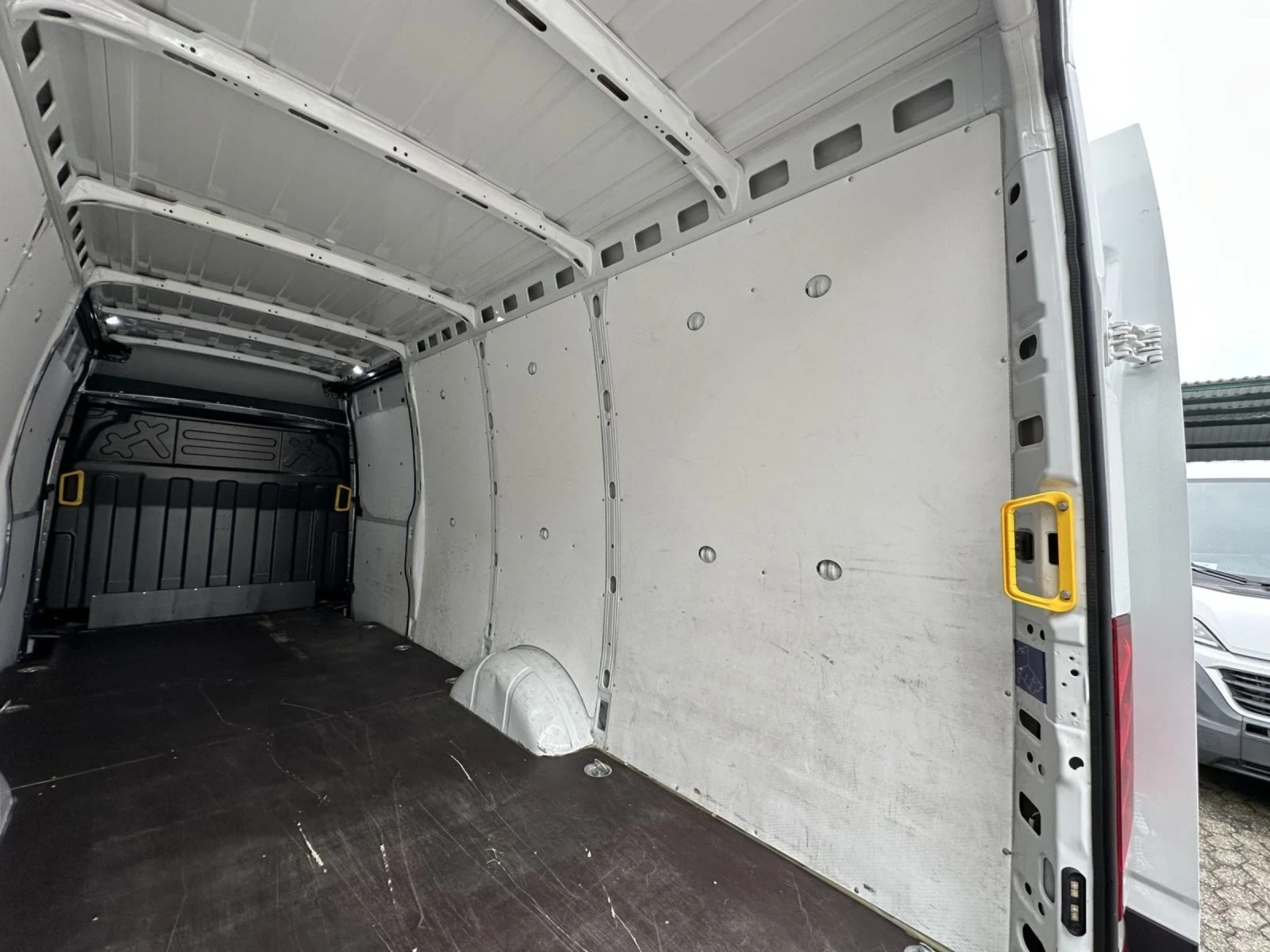 Iveco Daily 3.0 175k.c. 8G Himatic, снимка 8 - Бусове и автобуси - 53852236