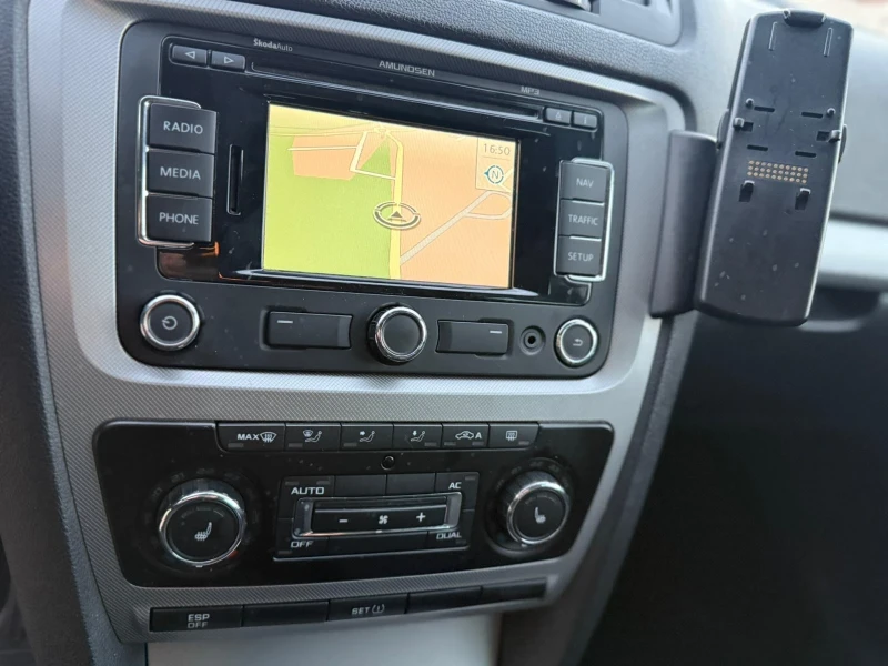 Skoda Octavia 2.0 tdi, снимка 9 - Автомобили и джипове - 52883639