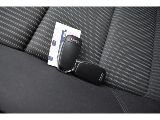 Audi A4 2.0TDI Германия S-Line Нави Климатроник Темпомат, снимка 12 - Автомобили и джипове - 53358903