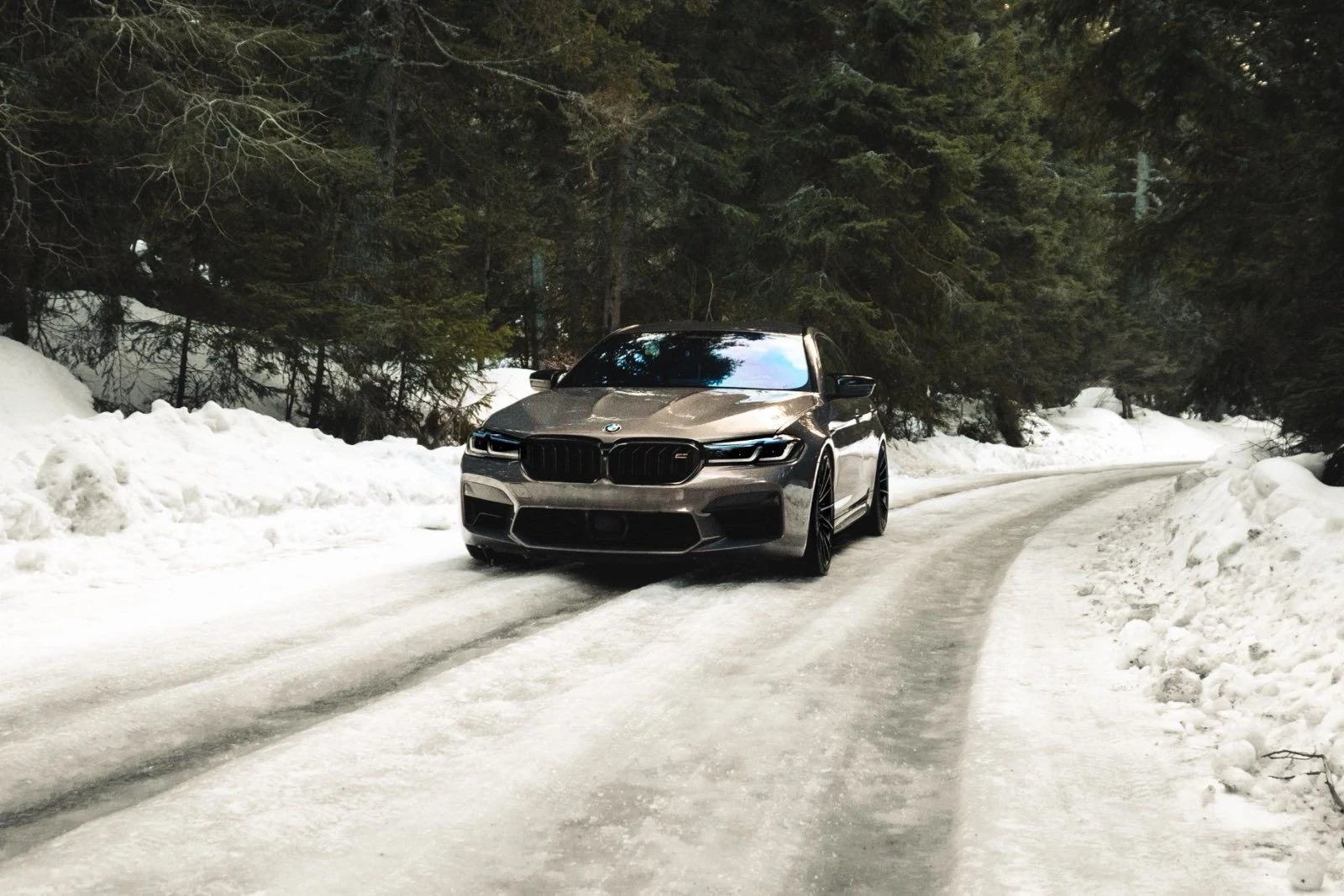 BMW M5 Competion AKRAPOVIC ГОТОВ ЛИЗИНГ, снимка 2 - Автомобили и джипове - 55903414