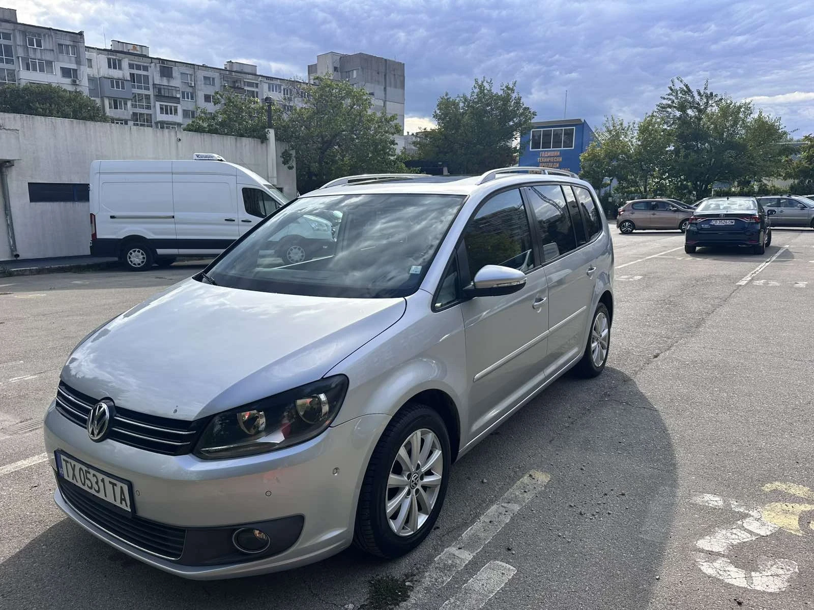 VW Touran 2.0TDI DSG, снимка 2 - Автомобили и джипове - 56318851