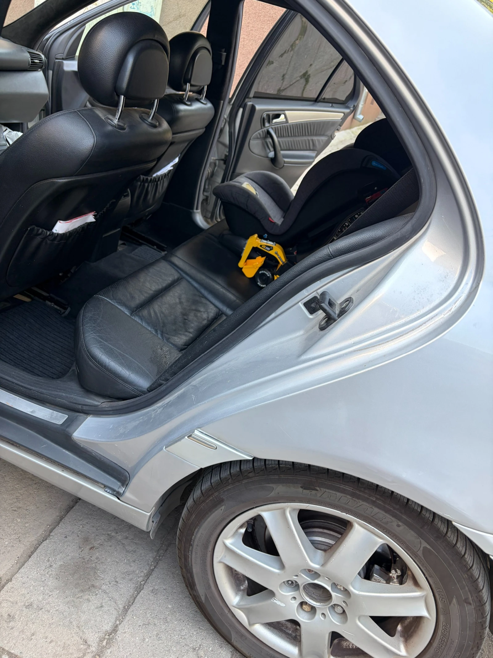 Mercedes-Benz C 180 2.0, снимка 3 - Автомобили и джипове - 56159360