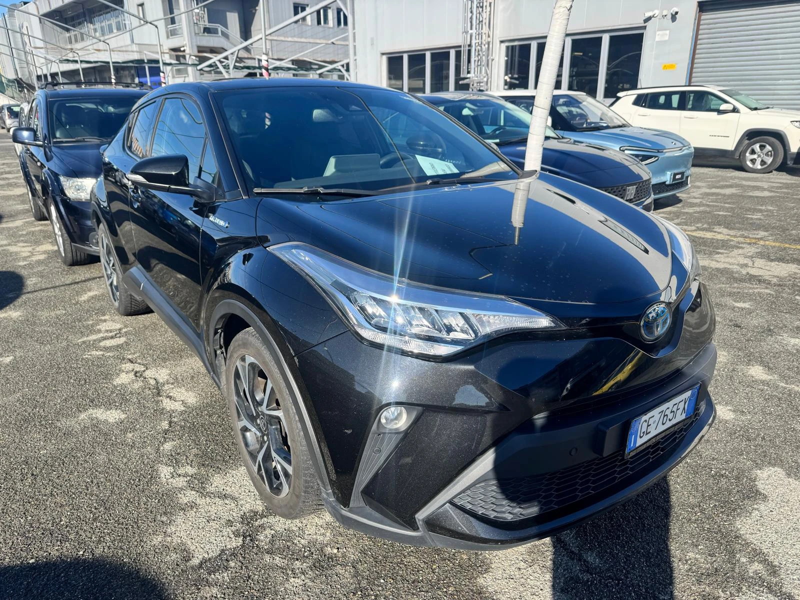 Toyota C-HR 1.8 HYBRID ГАРАНЦИОННА CAR PLAY ANDROID AUTO WAZE, снимка 2 - Автомобили и джипове - 53712449