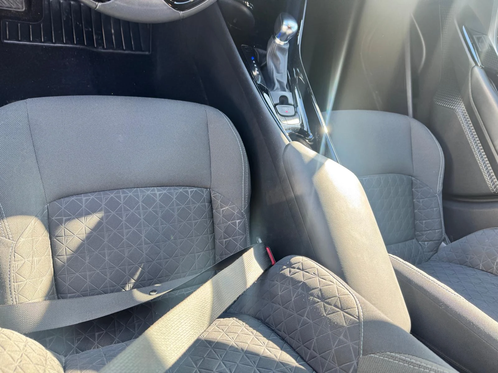 Toyota C-HR 1.8 HYBRID ГАРАНЦИОННА CAR PLAY ANDROID AUTO WAZE, снимка 8 - Автомобили и джипове - 53712449