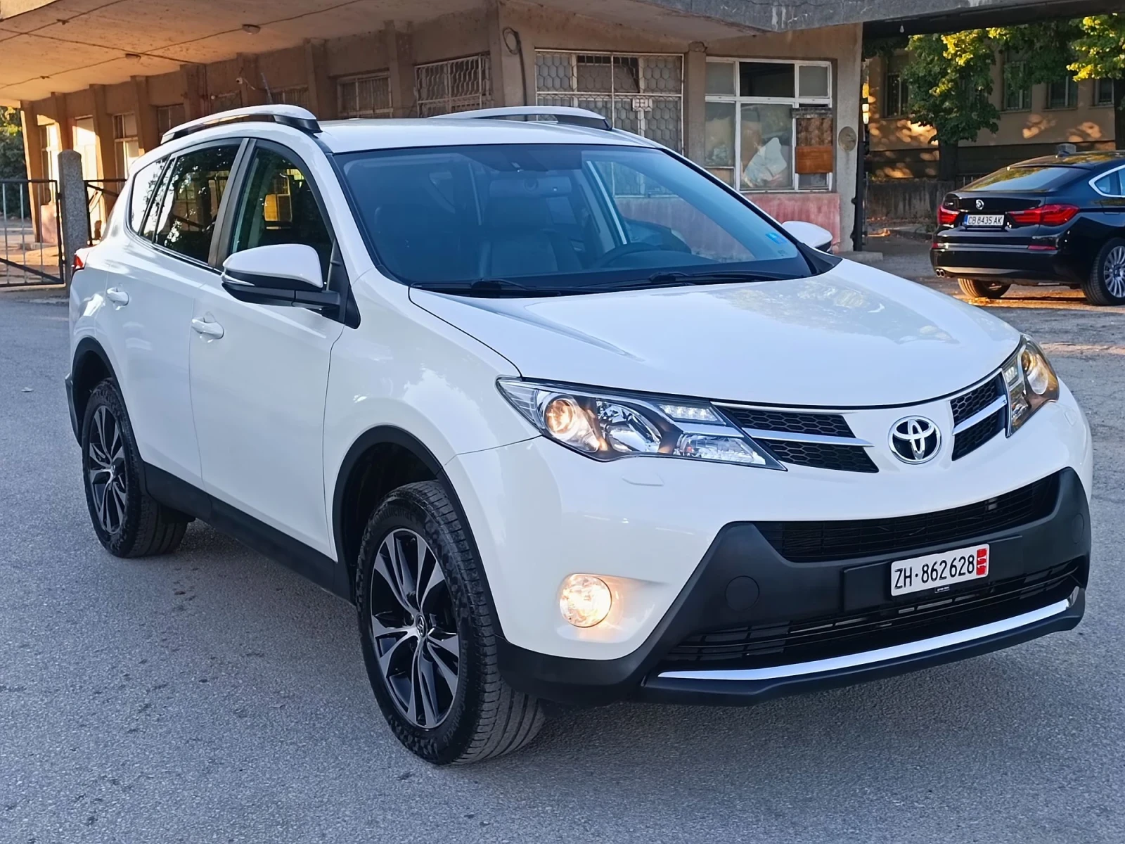 Toyota Rav4 2.0i-151кс-ШВЕЙЦАРИЯ-АВТОМАТ-4Х4-KEYLESS-NAVI, снимка 2 - Автомобили и джипове - 56121332