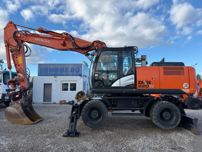 Багер Hitachi ZX 220W-5B