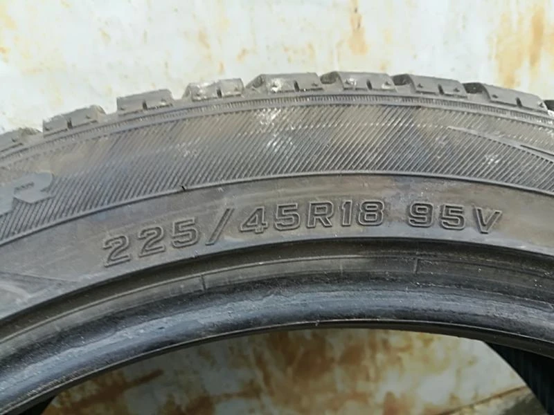 Гуми Зимни 225/45R18, снимка 4 - Гуми и джанти - 23094322