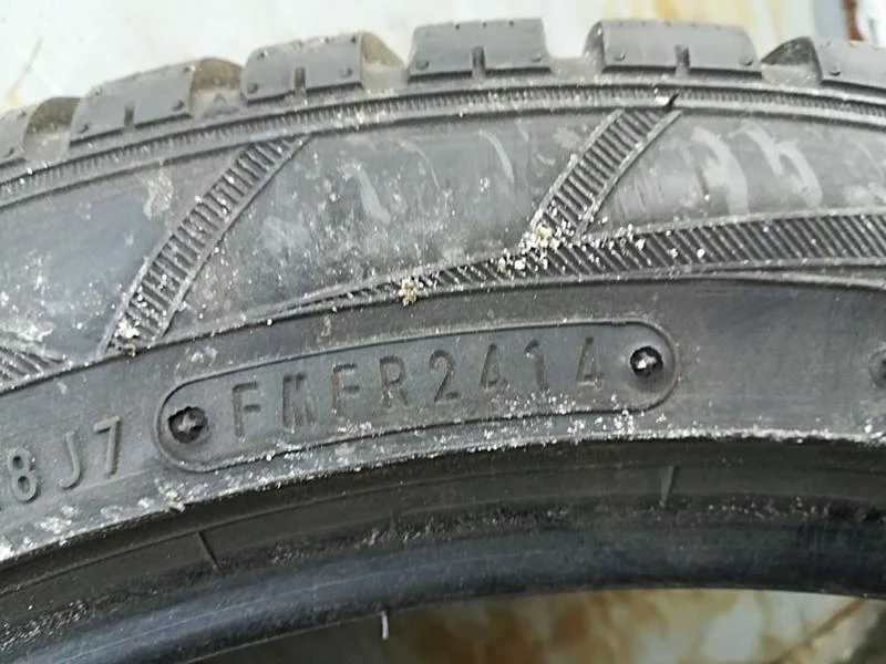 Гуми Зимни 225/45R18, снимка 6 - Гуми и джанти - 23094322