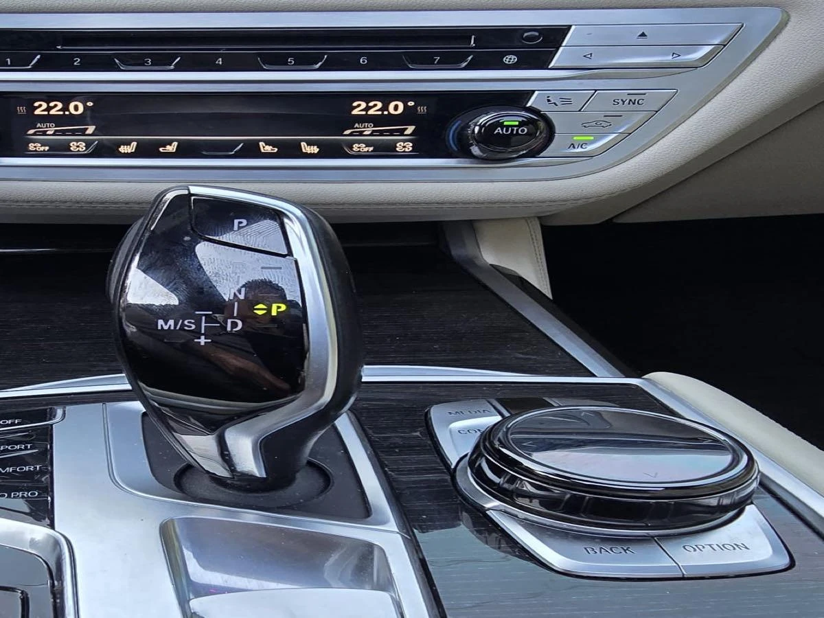 BMW 750 * CARFAX * АВТО КРЕДИТ * ЦЕНА ДО БГ! - изображение 10