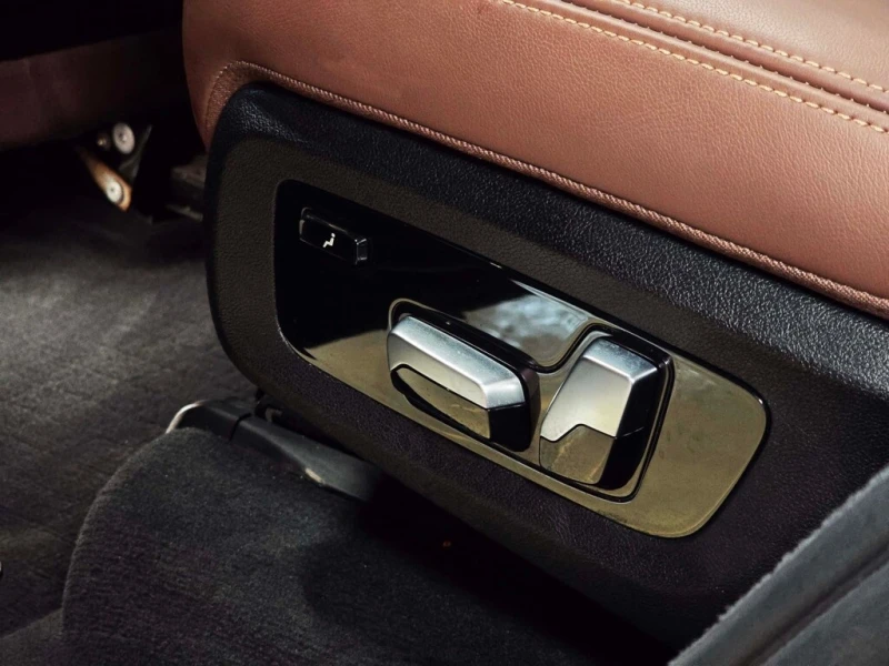 BMW X7 * АВТО КРЕДИТ* ЦЕНА ДО БГ * СЕРВИЗНА ИСТОРИЯ * , снимка 12 - Автомобили и джипове - 52908531