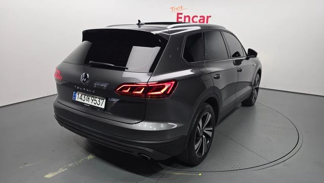 VW Touareg 3.0 TDI / DISTRONIC / ОБДУХВАНЕ / ПАНОРАМА, снимка 4 - Автомобили и джипове - 55138882