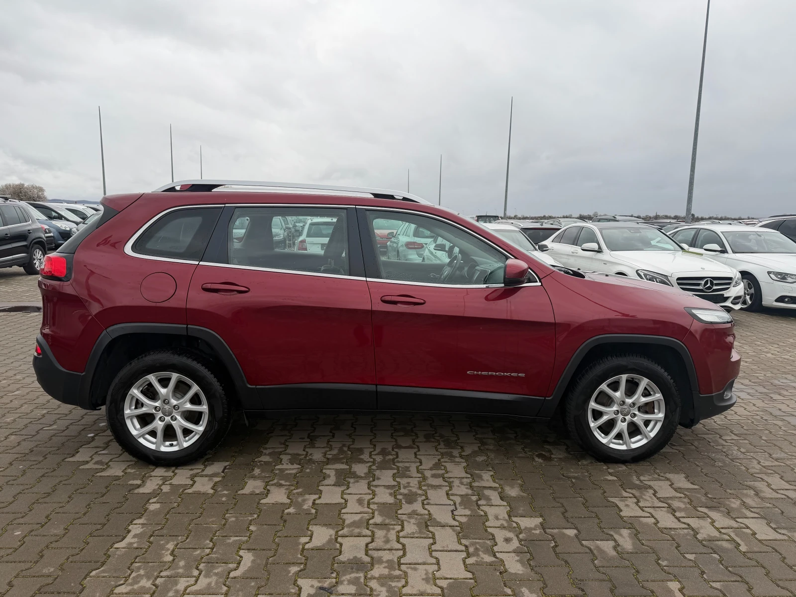 Jeep Cherokee 2.2M-JET 4WD AVTOMAT/NAVI/KOJA EURO 6, снимка 5 - Автомобили и джипове - 54067704