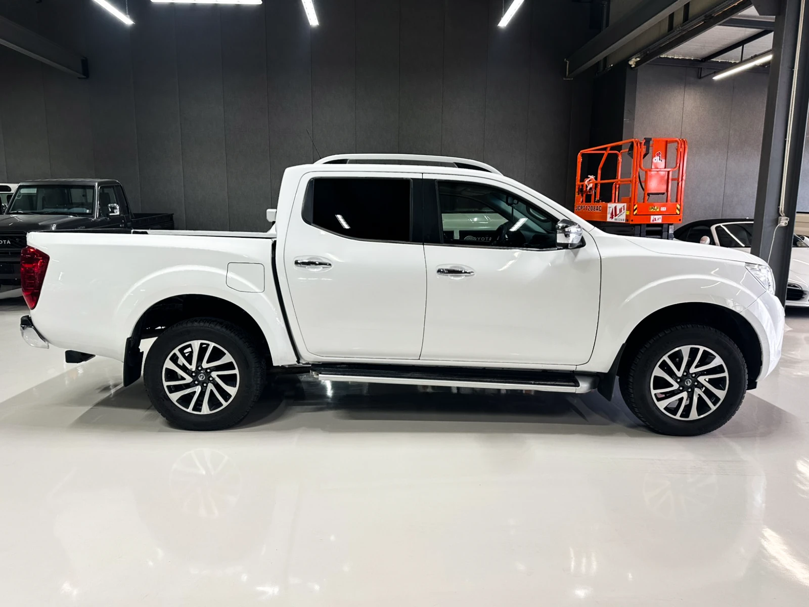 Nissan Navara 2.3 4X4/360 CAM DOUBLE CAB, снимка 9 - Автомобили и джипове - 54561299