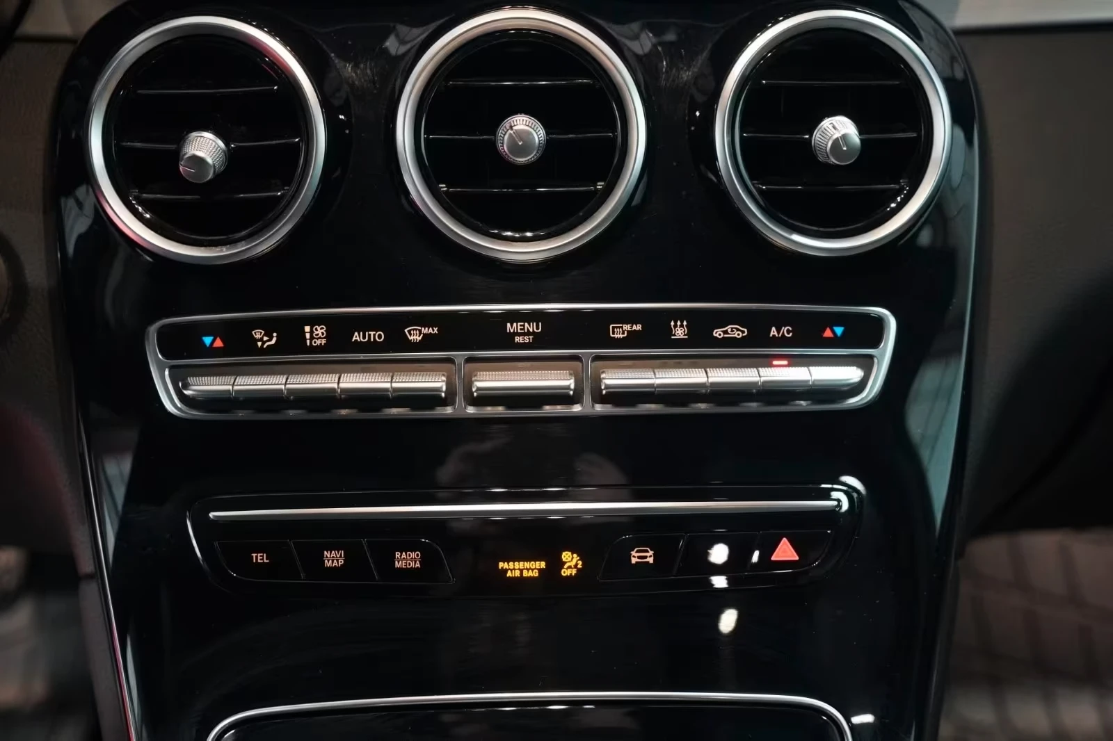 Mercedes-Benz GLC 300 4MATIC/EQ BoostAMG/Premium Plus/Matrix LED/Exclusi, снимка 13 - Автомобили и джипове - 54703239