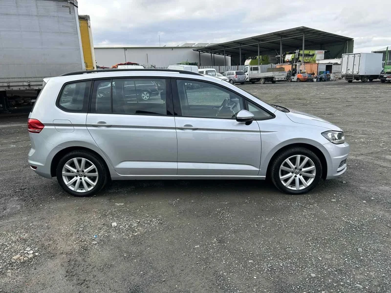 VW Touran 2.0, снимка 5 - Автомобили и джипове - 48229348