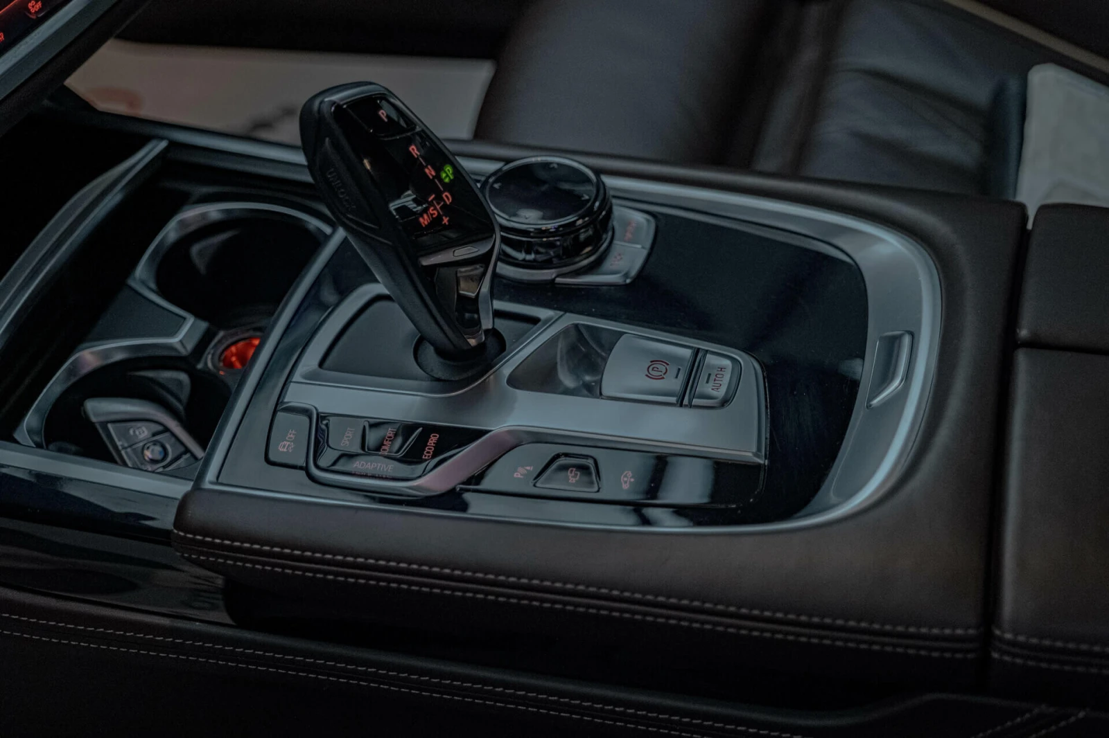 BMW 740 d/xDrive/Individual/Soft Close/Massage/Камера 360/, снимка 14 - Автомобили и джипове - 54453518