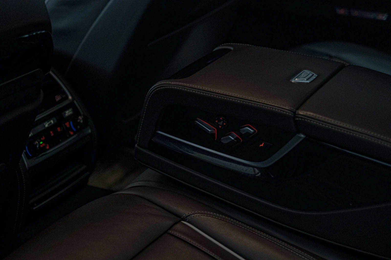 BMW 740 d/xDrive/Individual/Soft Close/Massage/Камера 360/, снимка 9 - Автомобили и джипове - 54453518