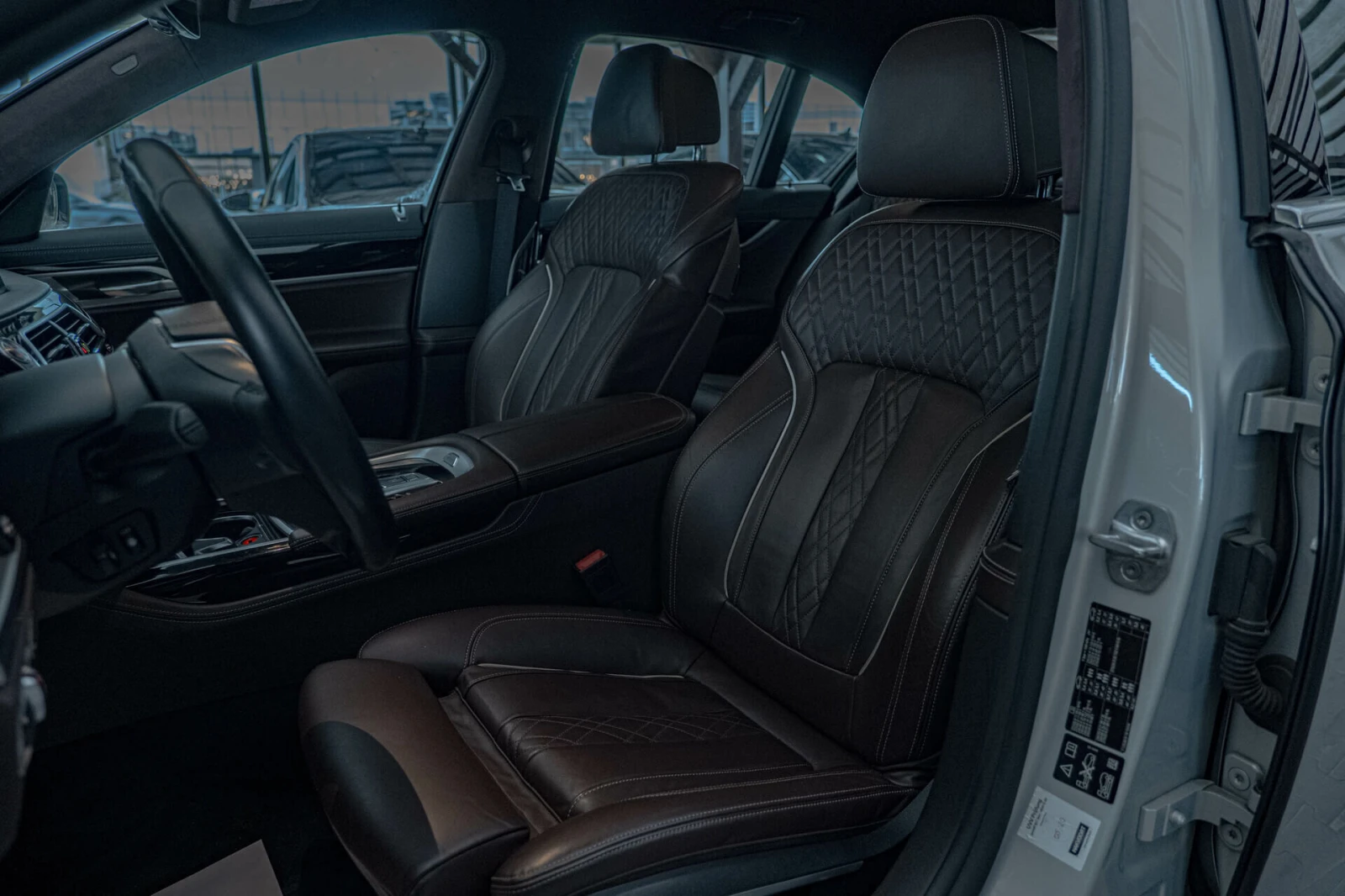 BMW 740 d/xDrive/Individual/Soft Close/Massage/Камера 360/, снимка 12 - Автомобили и джипове - 54453518