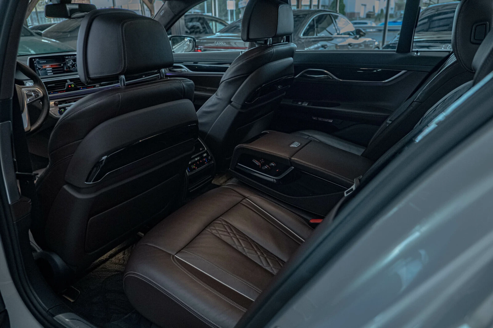 BMW 740 d/xDrive/Individual/Soft Close/Massage/Камера 360/, снимка 8 - Автомобили и джипове - 54453518