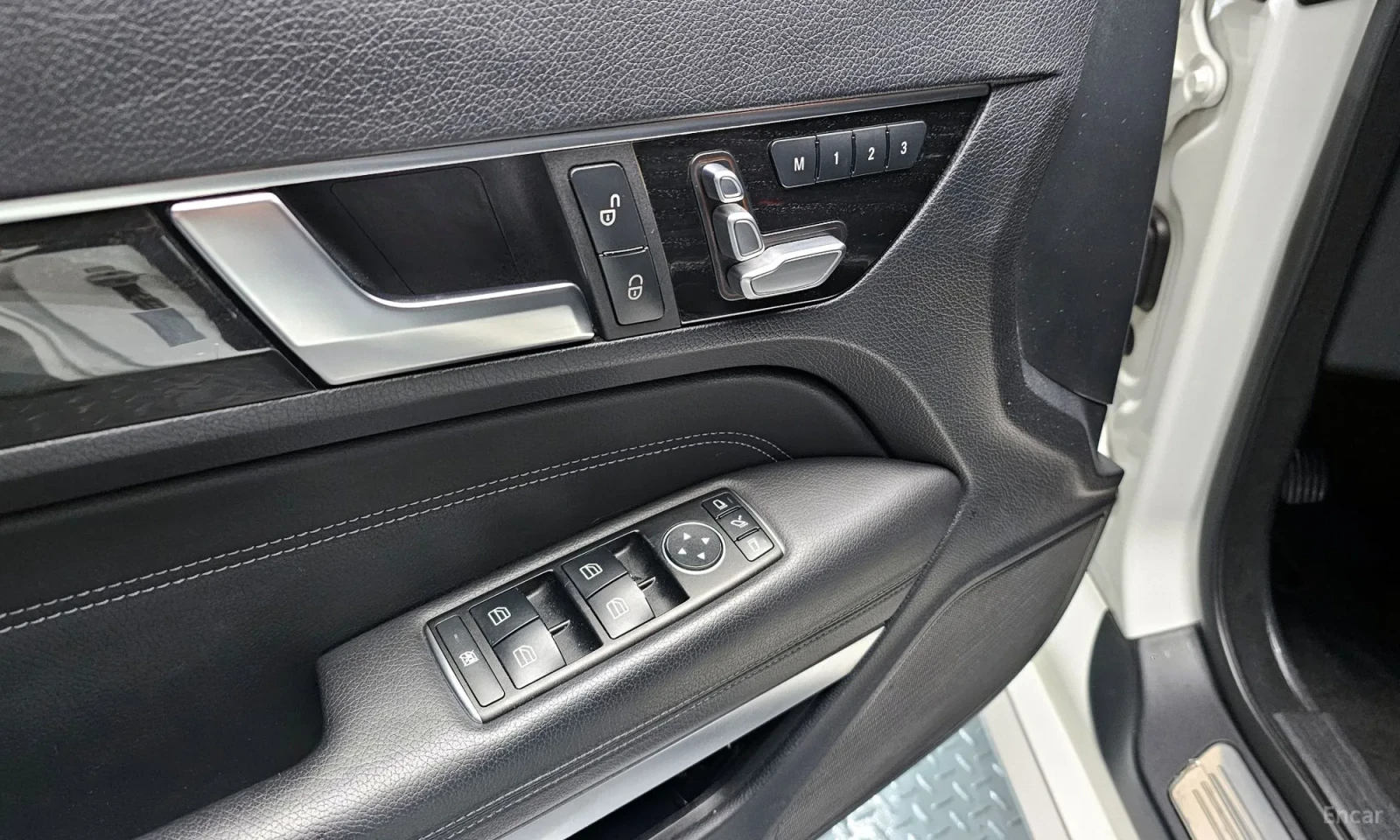 Mercedes-Benz E 200, снимка 16 - Автомобили и джипове - 55406735