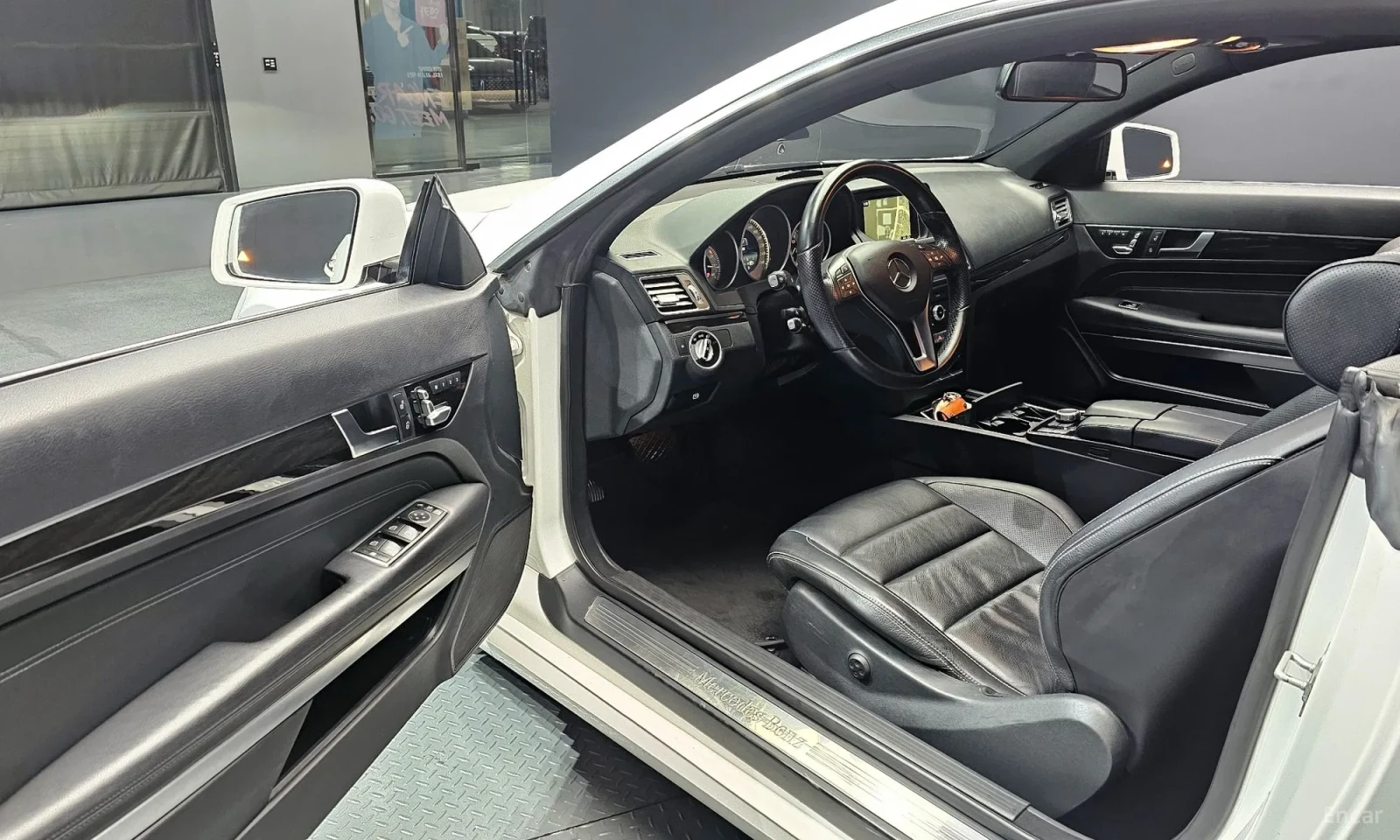 Mercedes-Benz E 200, снимка 11 - Автомобили и джипове - 55406735